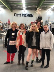 student-volunteers-at-city-mission-op-shops